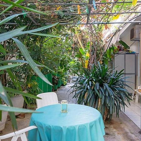 Vintage Style Apartment With Beautiful Backyard Афины Экстерьер фото