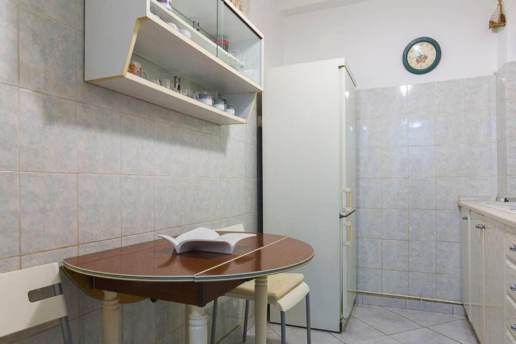 Vintage Style Apartment With Beautiful Backyard Афины Экстерьер фото