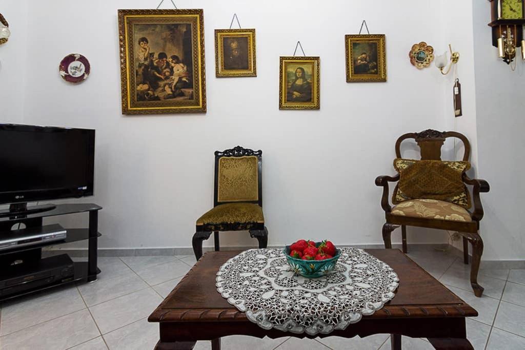 Vintage Style Apartment With Beautiful Backyard Афины Экстерьер фото