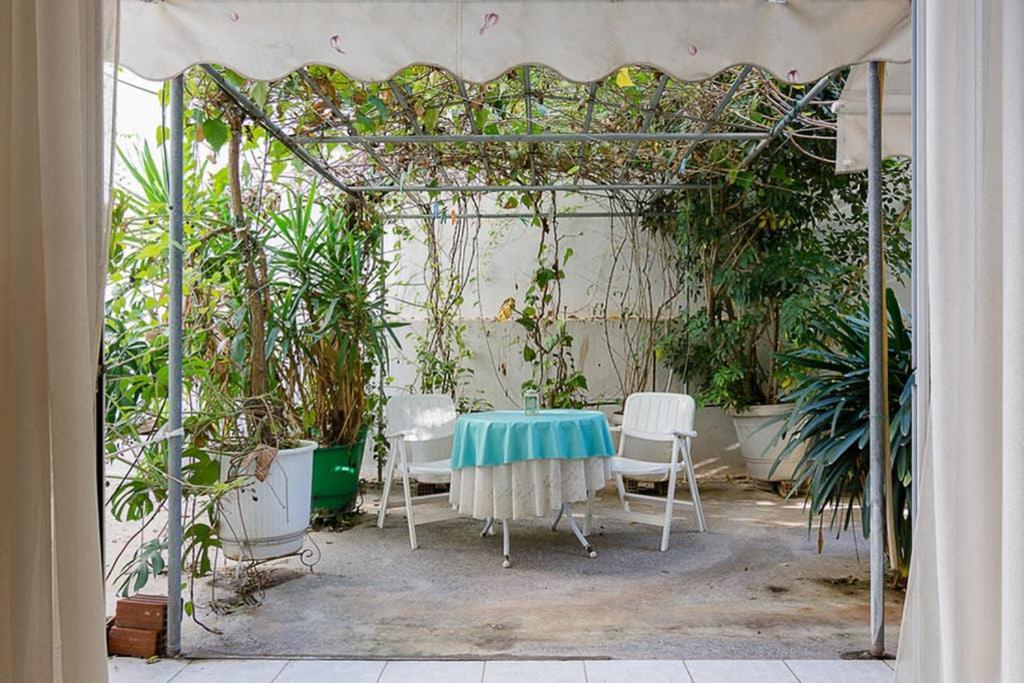 Vintage Style Apartment With Beautiful Backyard Афины Экстерьер фото