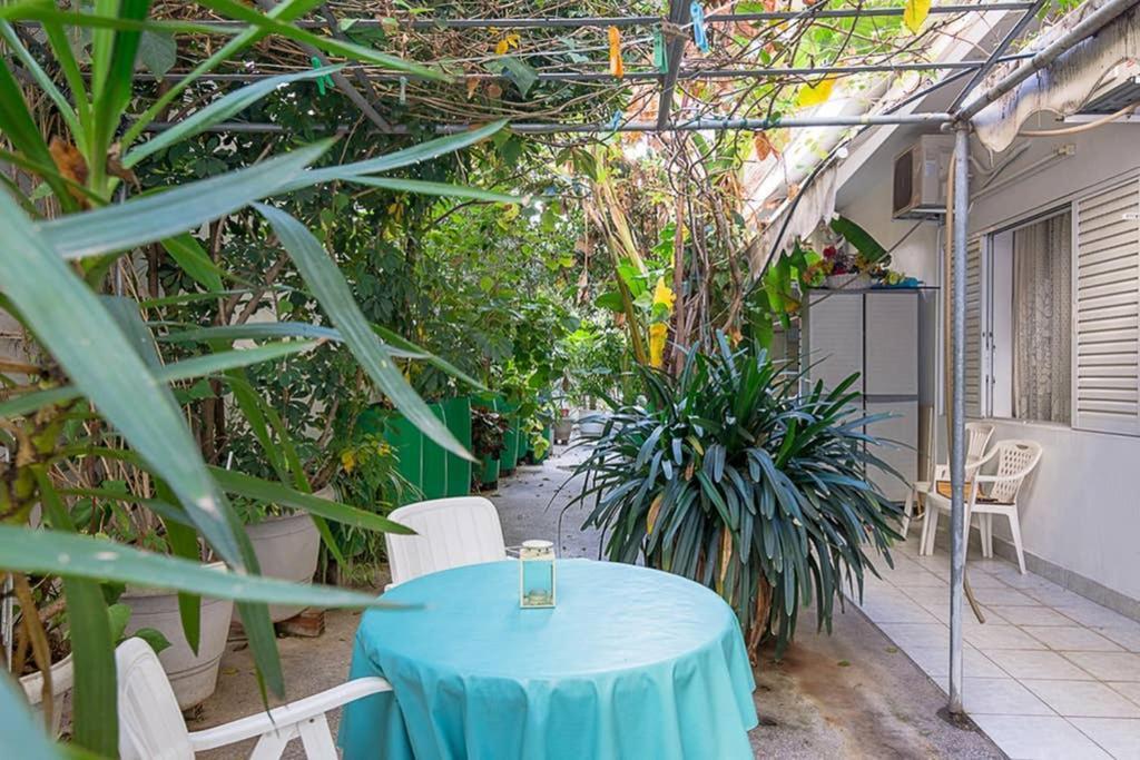 Vintage Style Apartment With Beautiful Backyard Афины Экстерьер фото