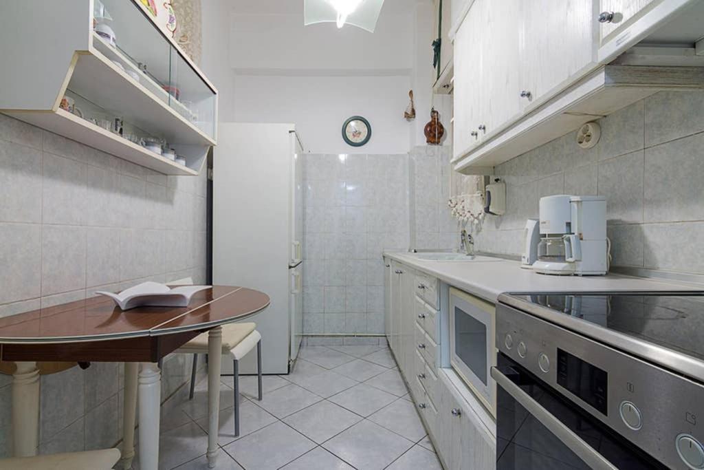 Vintage Style Apartment With Beautiful Backyard Афины Экстерьер фото