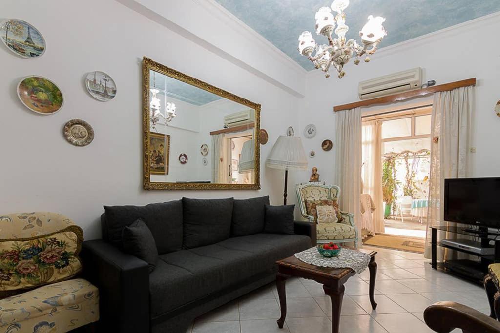 Vintage Style Apartment With Beautiful Backyard Афины Экстерьер фото