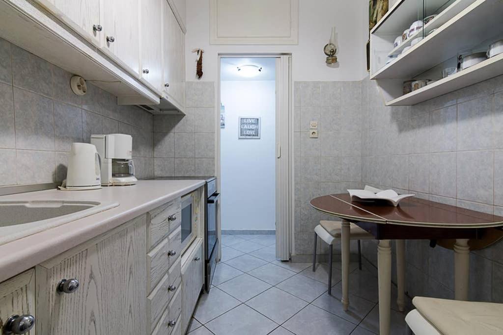 Vintage Style Apartment With Beautiful Backyard Афины Экстерьер фото